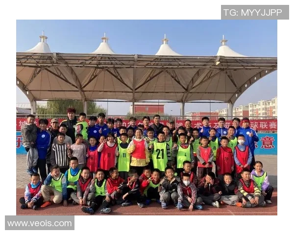 越南足球明星走进校园传递运动精神激励年轻学子追逐梦想